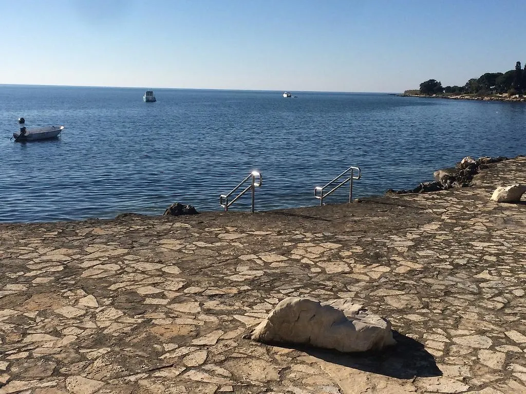 Apartment Zvonko Karigador Novigrad  Croatia